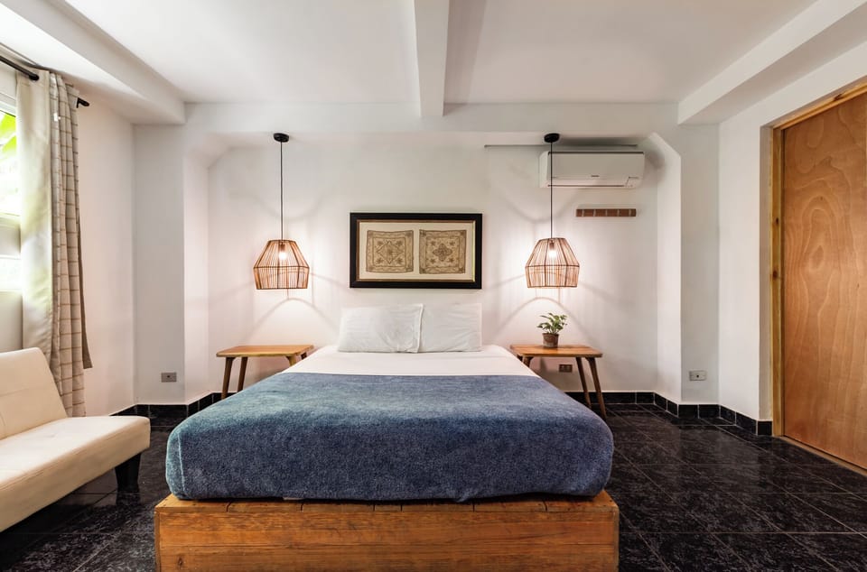 Deluxe Double Room, 1 Queen Bed, Non Smoking, Ensuite (Blanca) | Desk, soundproofing, WiFi (free), bed sheets