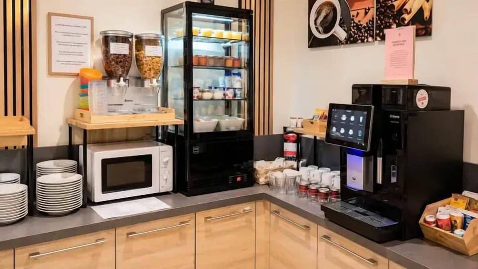 Daily buffet breakfast (EUR 9.60 per person)