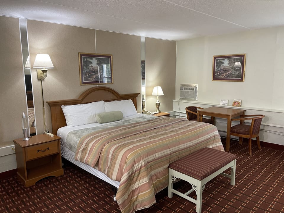 Standard Room, 1 King Bed | Desk, iron/ironing board, free WiFi, bed sheets