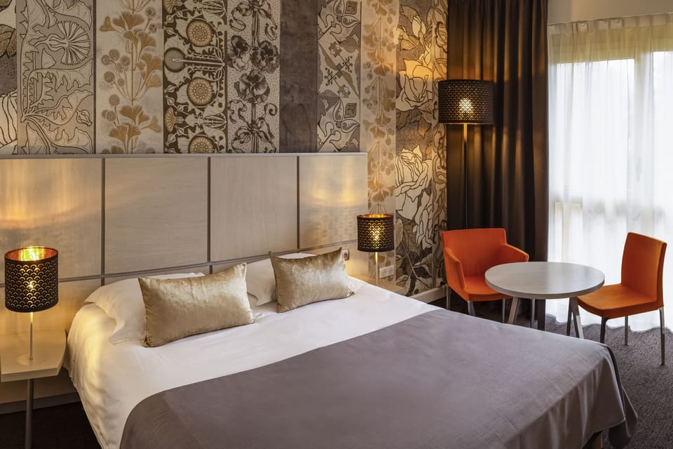 Classic Room, 1 Double Bed | Premium bedding, in-room safe, desk, laptop workspace
