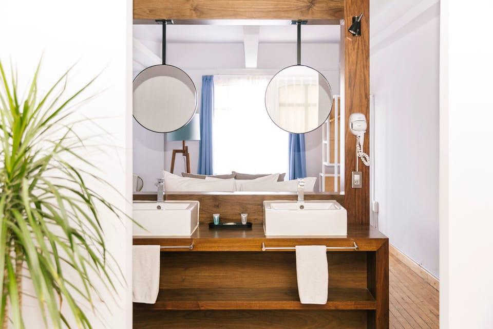 Suite King Studio | Bathroom sink