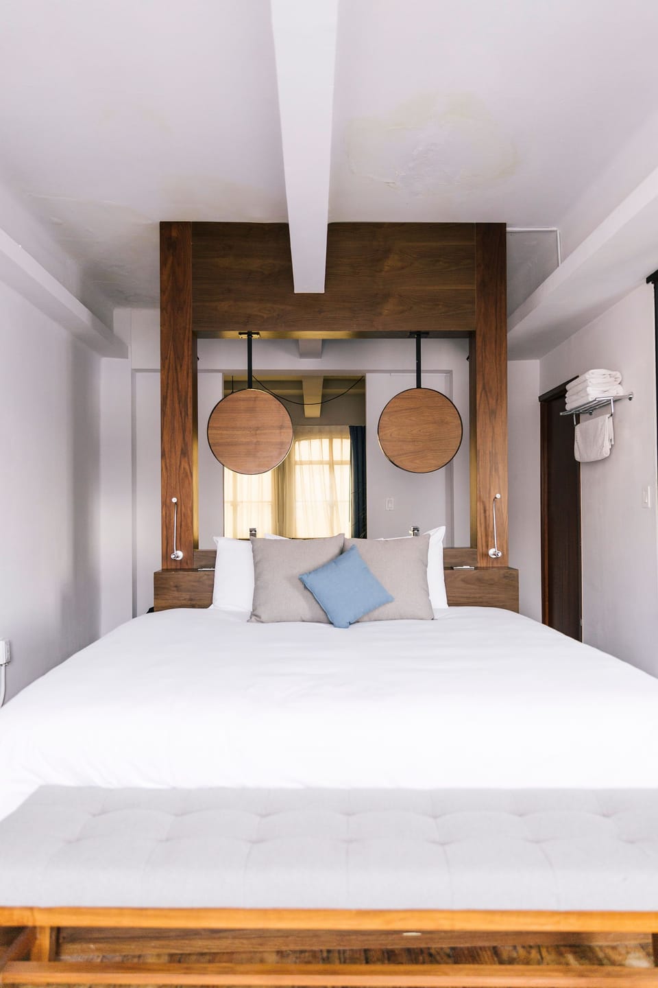 Suite King Studio | Premium bedding, iron/ironing board, free WiFi