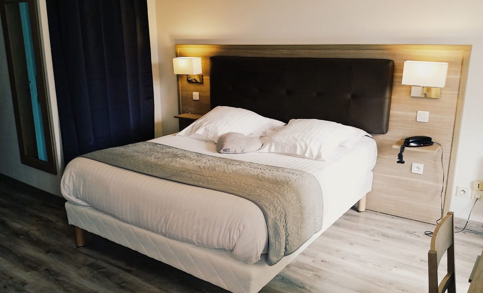 Premium bedding, desk, free WiFi