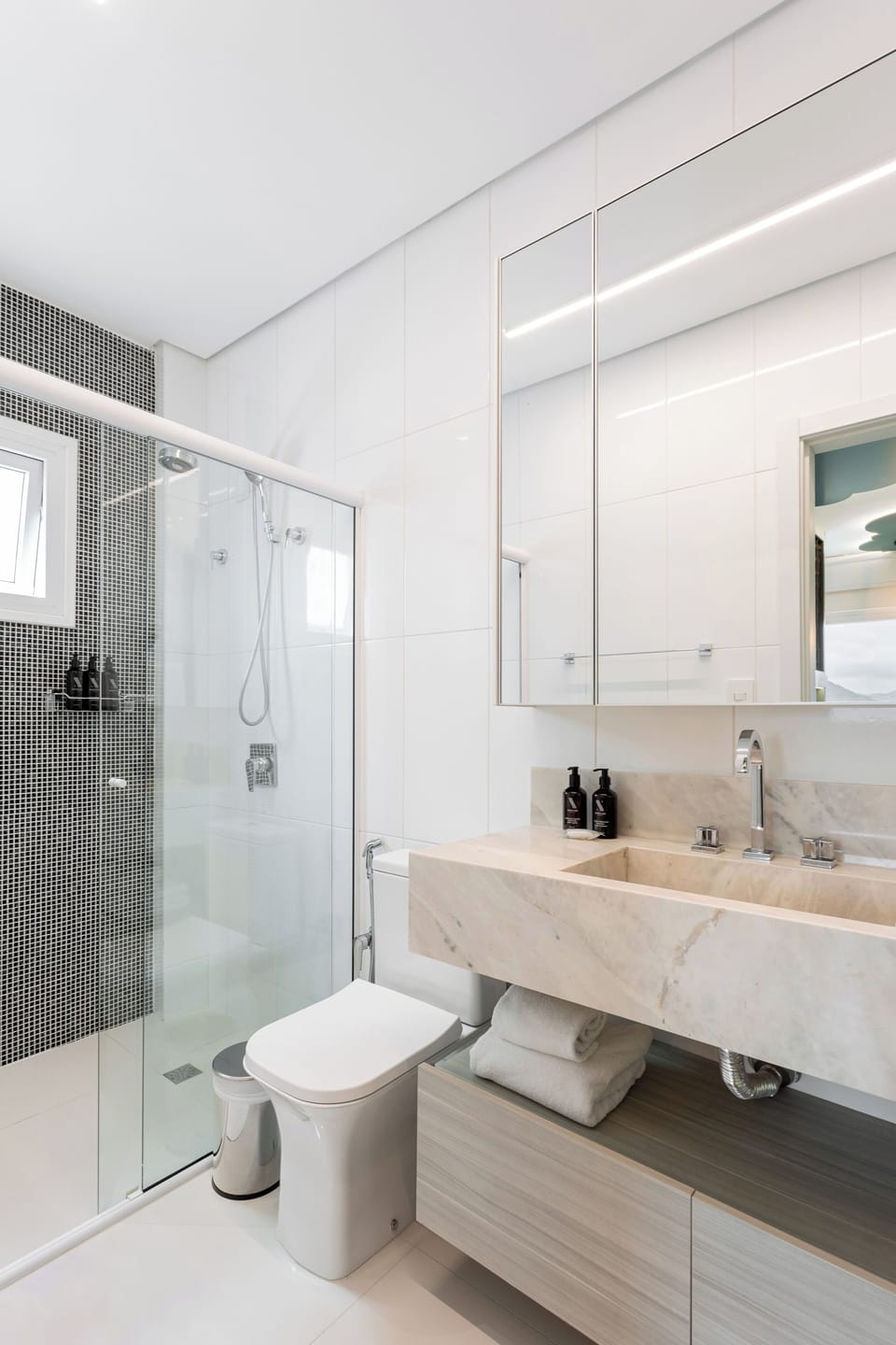 Deluxe Apartment | Bathroom | Shower, free toiletries, hair dryer, towels