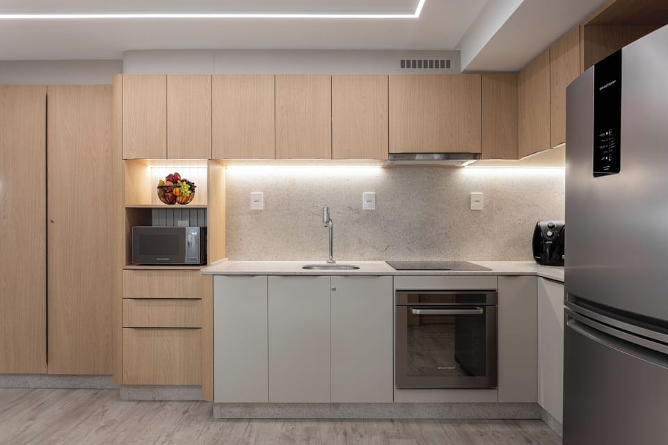 Deluxe Apartment | Private kitchen | Microwave, coffee/tea maker, electric kettle