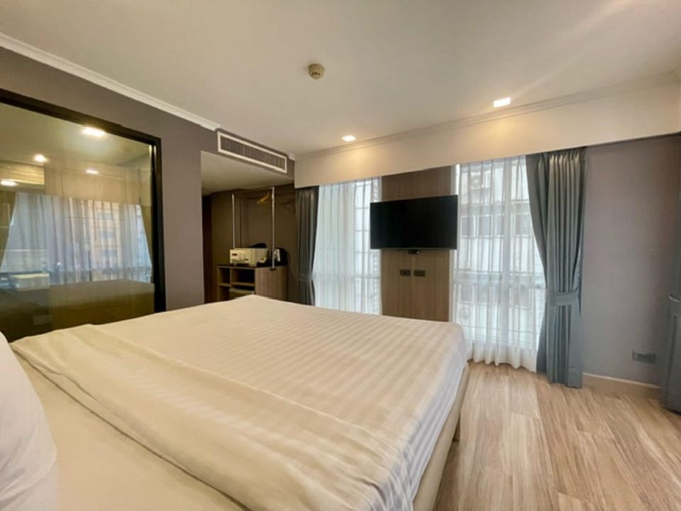 Premier Double Room | Minibar, in-room safe, desk, soundproofing