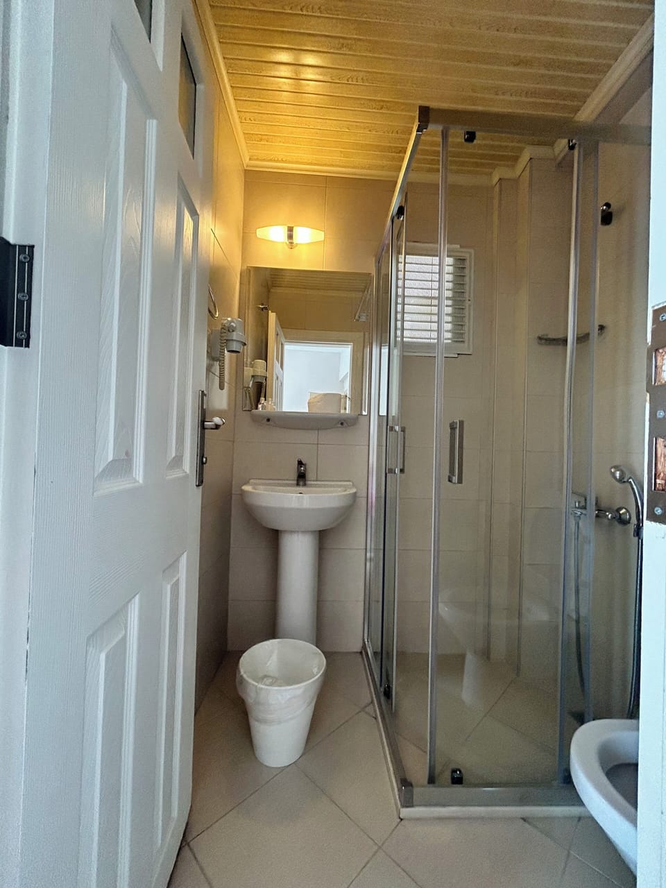 Standard Oda | Bathroom | Shower, free toiletries, hair dryer, slippers