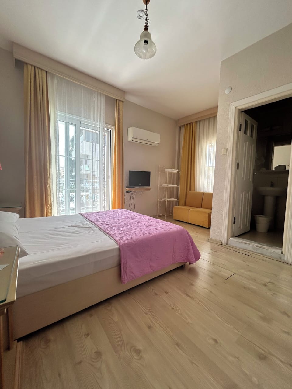 Standard Oda | Minibar, individually decorated, desk, free WiFi