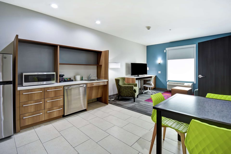 Premium bedding, in-room safe, desk, laptop workspace
