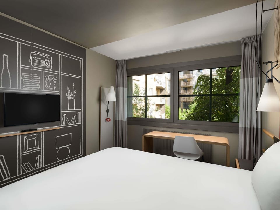 Standard Room, 1 Double Bed | In-room safe, desk, free WiFi, bed sheets