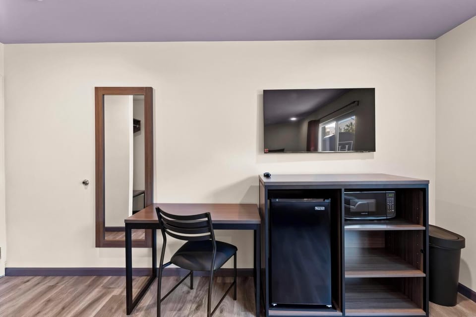 Standard Room, 1 King Bed, Non Smoking | Soundproofing, iron/ironing board, free WiFi, alarm clocks