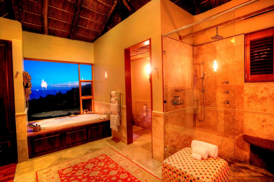 Exclusive House | Bathroom | Separate tub and shower, jetted tub, rainfall showerhead