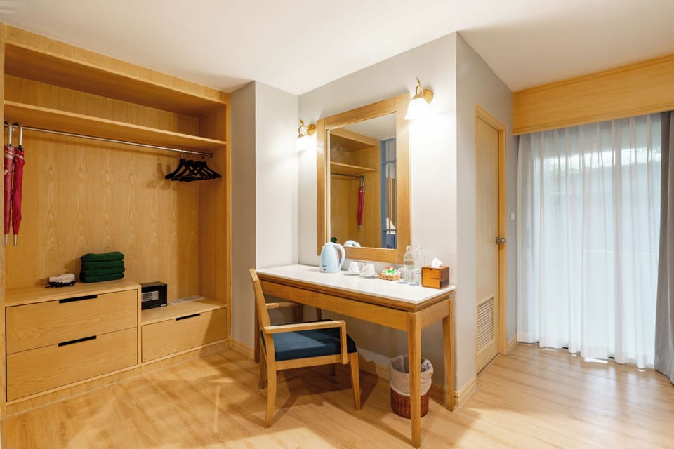 Superior Room | Minibar, in-room safe, desk, blackout drapes