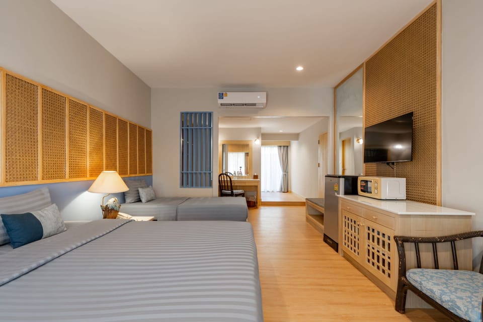 Family Room (Superior) | Minibar, in-room safe, desk, blackout drapes