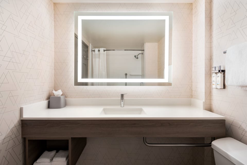 Combined shower/tub, deep soaking tub, designer toiletries, hair dryer
