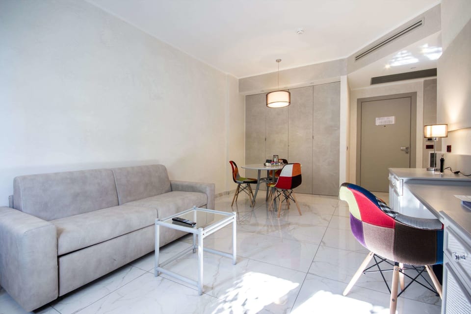 Suite, 1 Queen Bed, Non Smoking, Annex Building (with Sofabed) | In-room dining