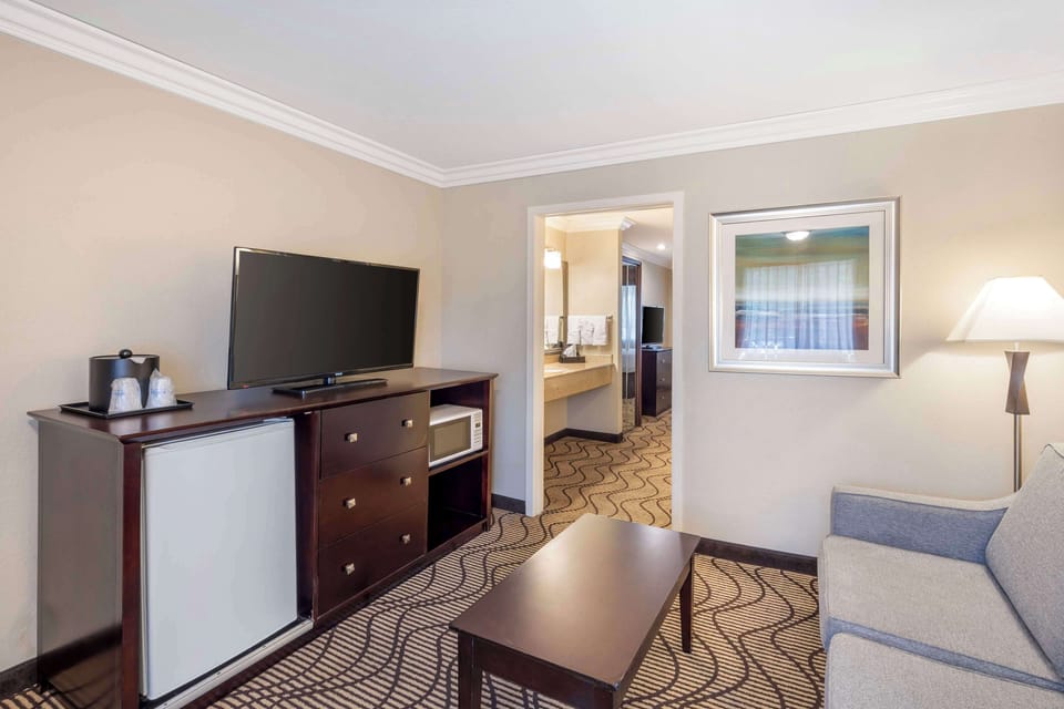 Suite, 2 Double Beds, Non Smoking, Pool View | Individually decorated, individually furnished, laptop workspace