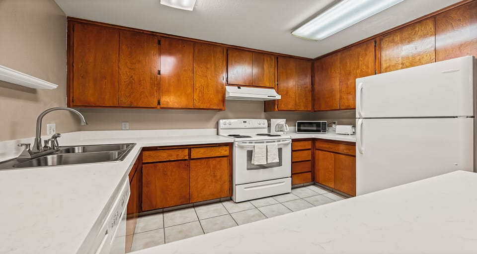 Standard Apartment, 1 King Bed, Non Smoking, Kitchen (with Sofabed, Full Kitchen) | Private kitchen | Fridge, microwave, coffee/tea maker