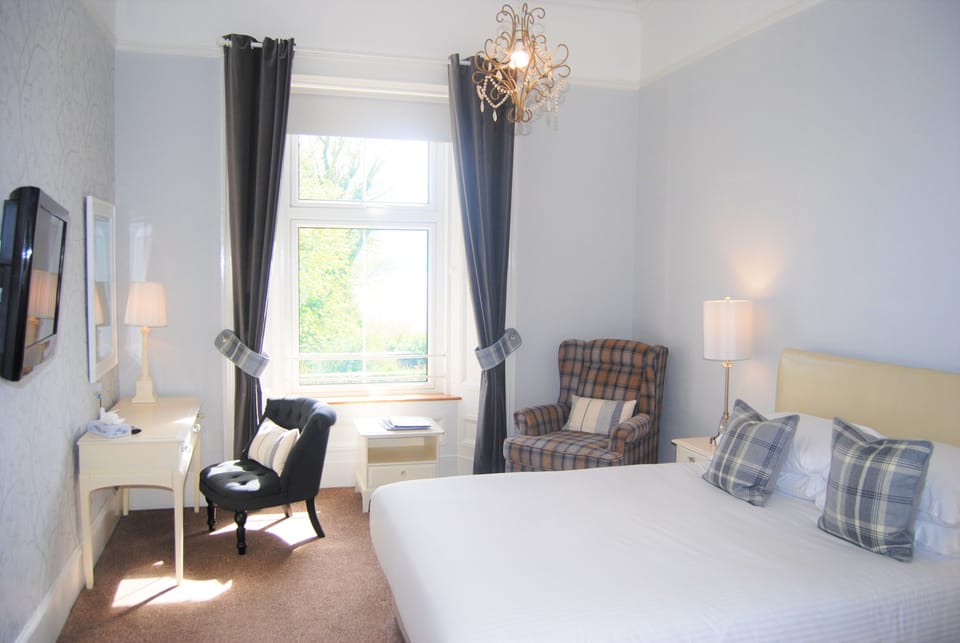 Family Suite, 2 Bedrooms, Sea View | Desk, rollaway beds, free WiFi, bed sheets