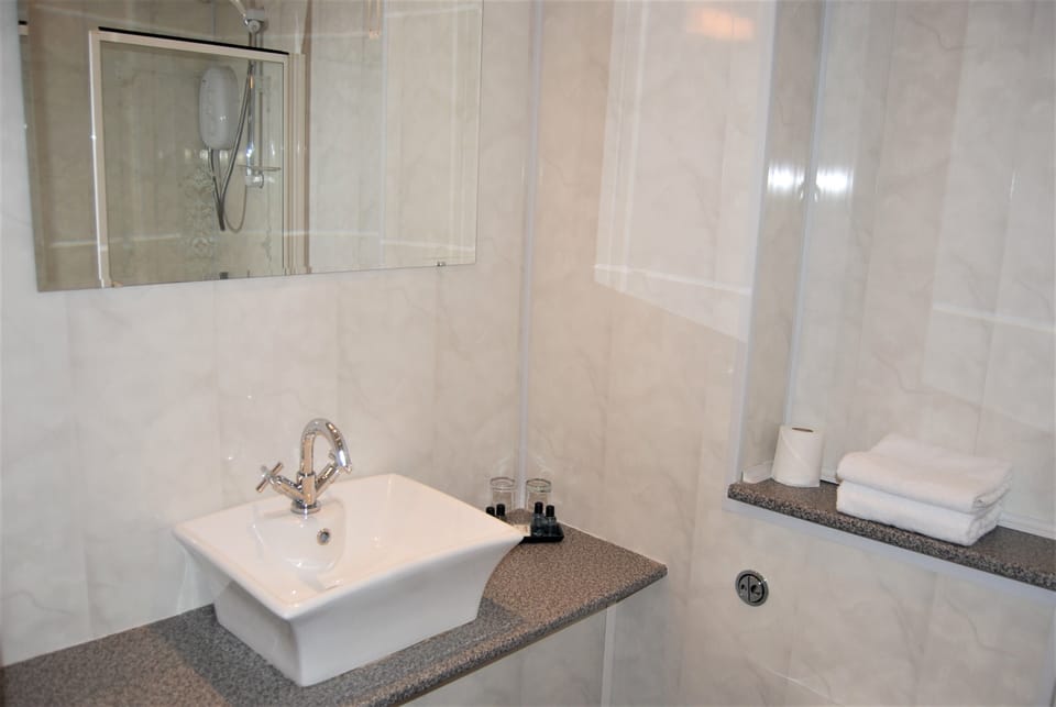 Standard Double Room, Balcony, Sea View | Bathroom | Free toiletries, hair dryer, towels