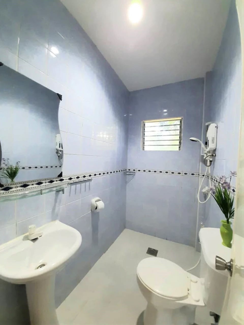 Superior Room | Bathroom | Shower, bidet, towels, soap