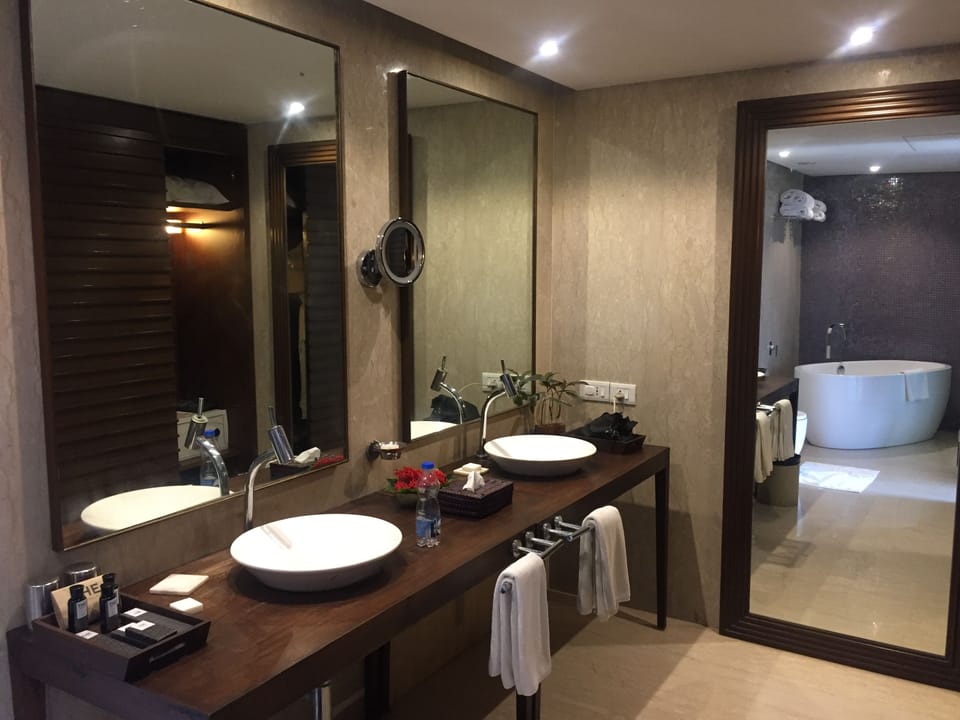 Deluxe Suite | Bathroom | Free toiletries, hair dryer, slippers, bidet