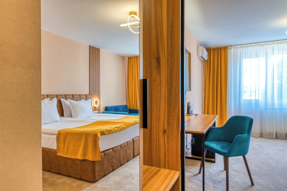 Double Room | In-room safe, desk, soundproofing, iron/ironing board (on request)