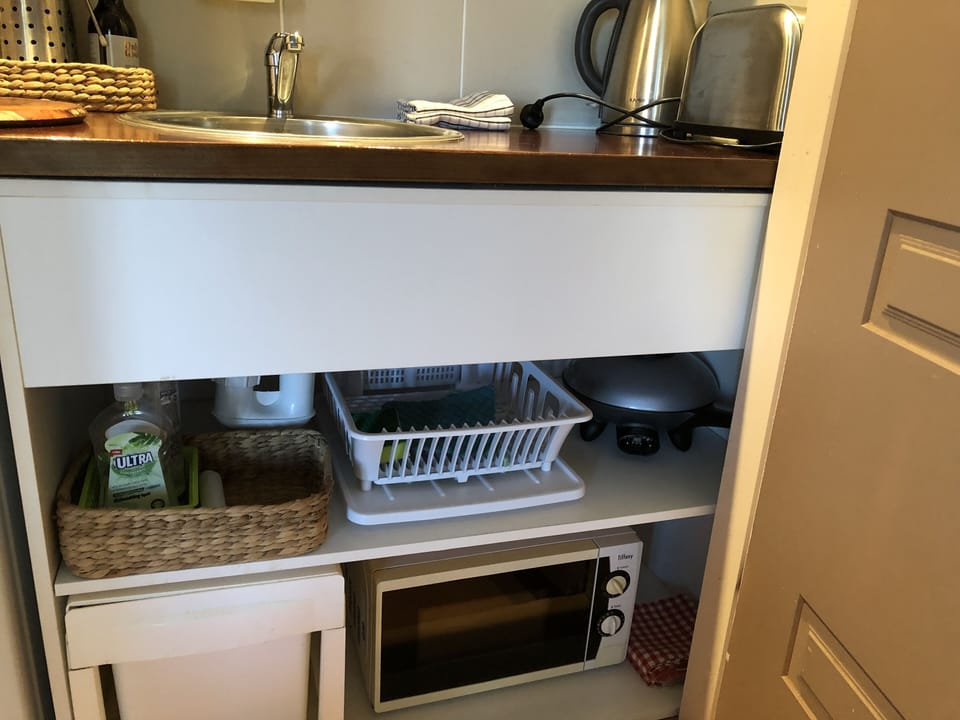 Complete kitchenette 