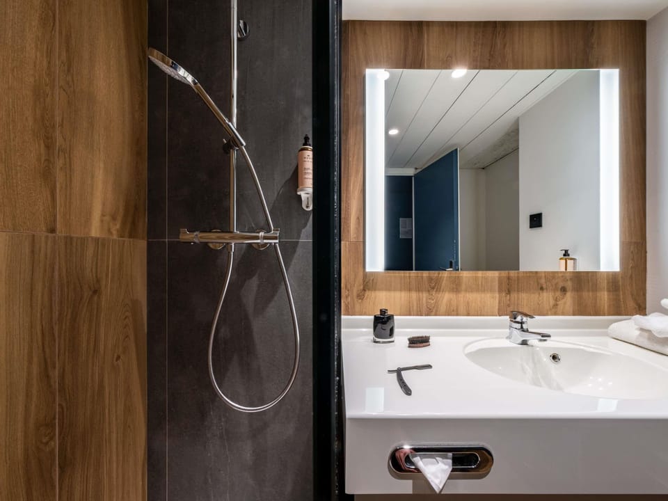 Standard Room, 1 Double Bed | In-room safe, desk, blackout drapes, soundproofing