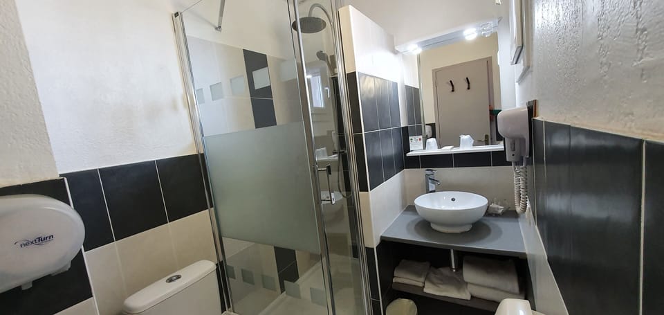 Panoramic Room, Balcony, Marina View | Bathroom | Free toiletries, hair dryer, towels