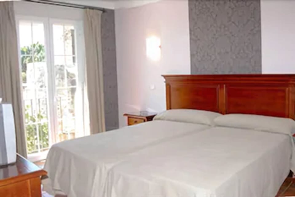 Down comforters, in-room safe, desk, iron/ironing board