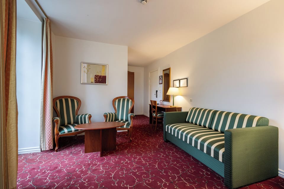 Family Room | Hypo-allergenic bedding, individually furnished, desk