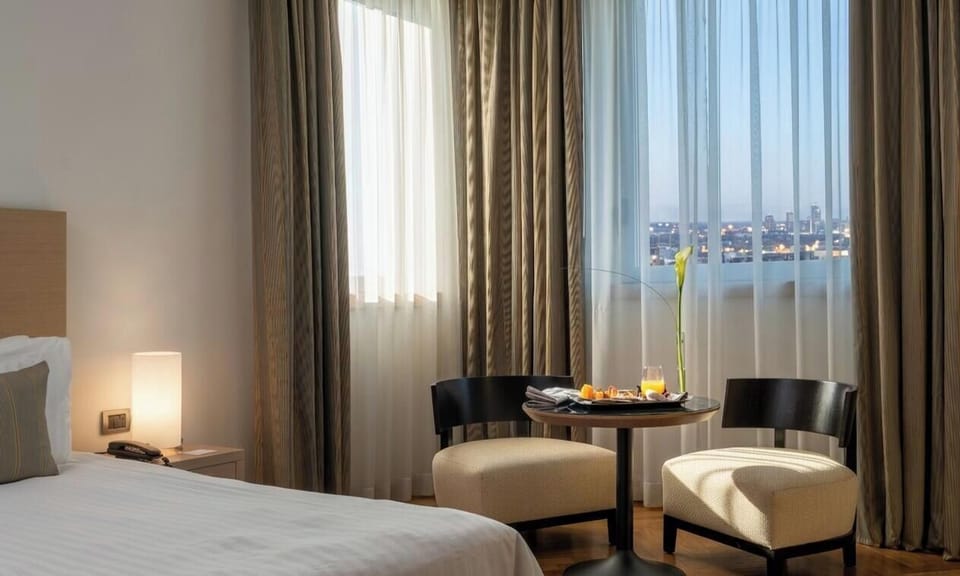 Executive Double Room | Hypo-allergenic bedding, minibar, in-room safe, desk