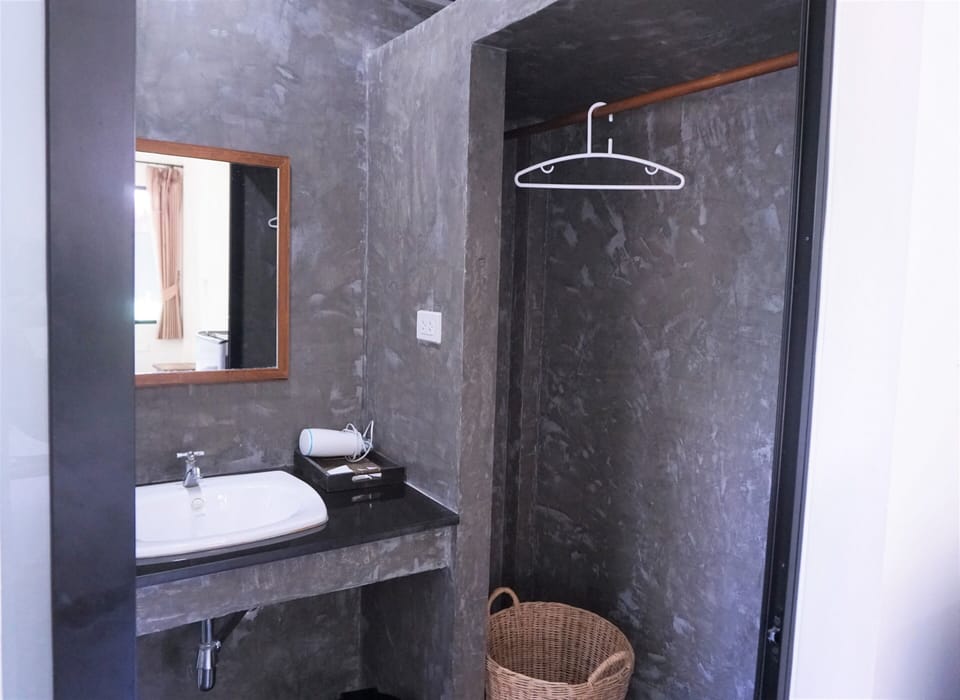 Deluxe Double Room | Bathroom | Shower, rainfall showerhead, free toiletries, hair dryer
