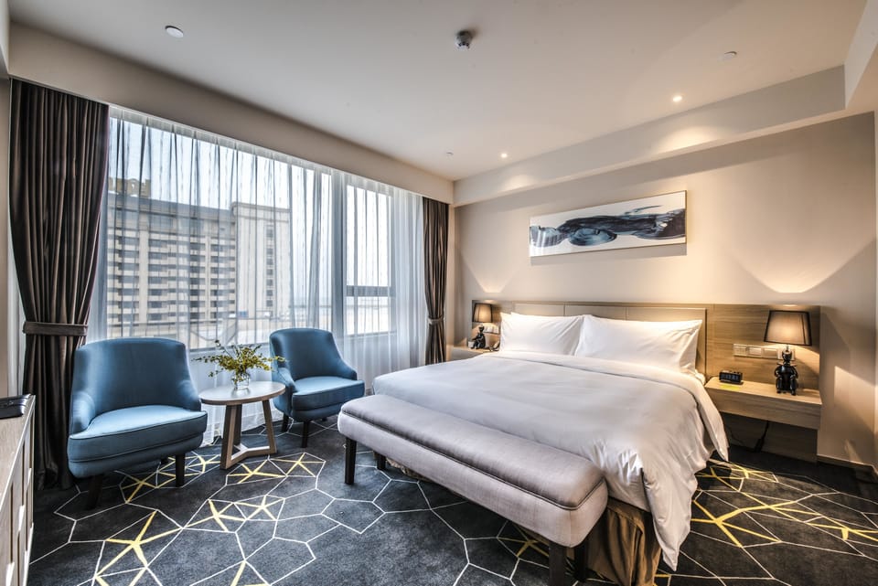 Junior Suite | 1 bedroom, desk, blackout drapes, soundproofing