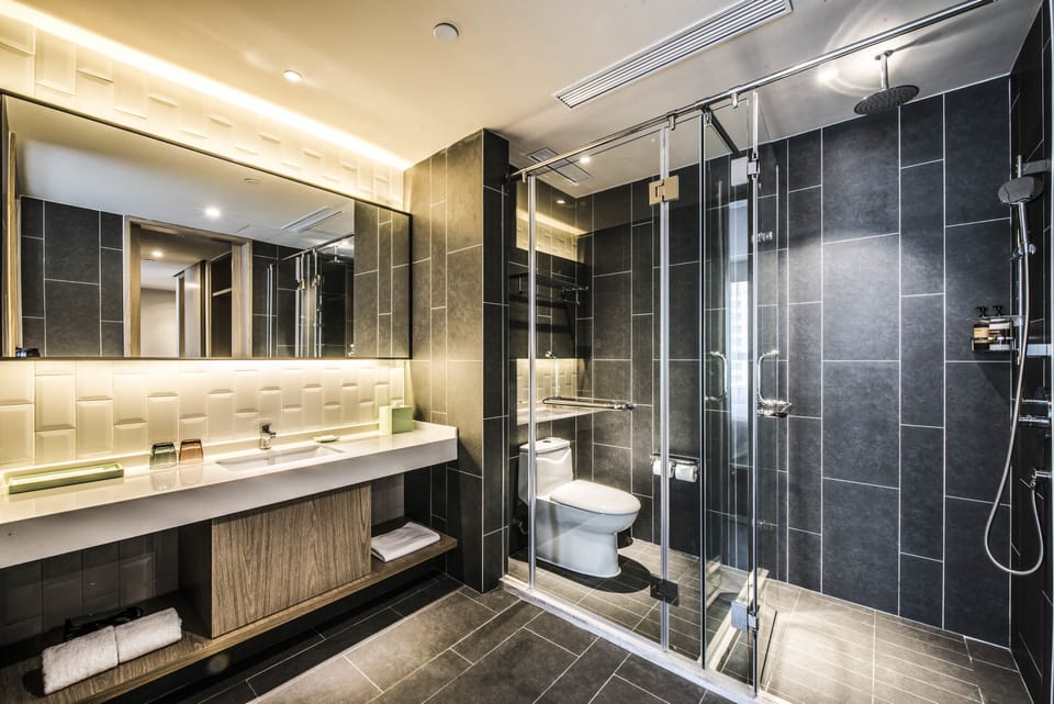 Junior Suite | 1 bedroom, desk, blackout drapes, soundproofing