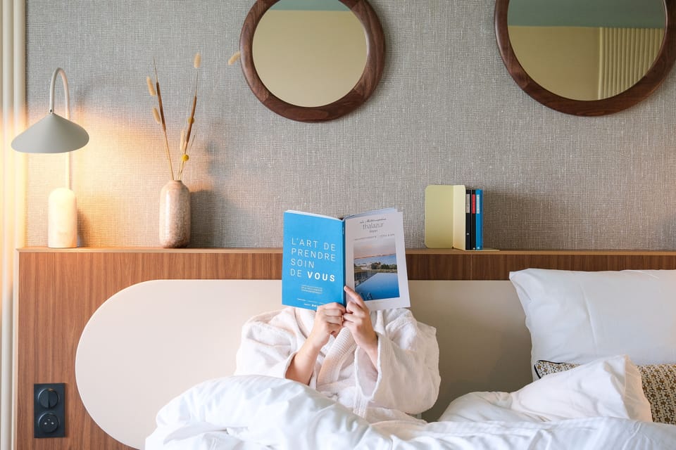 Chambre Familiale avec Balcon et vue partielle sur la mer | In-room safe, desk, blackout drapes, soundproofing