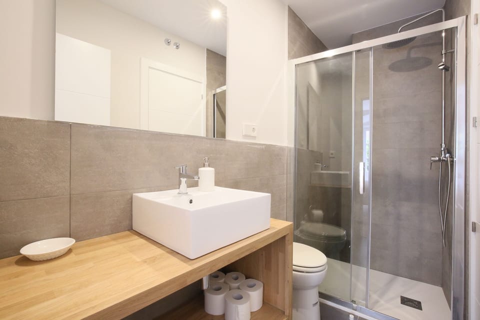 Private bathroom of Room 1 