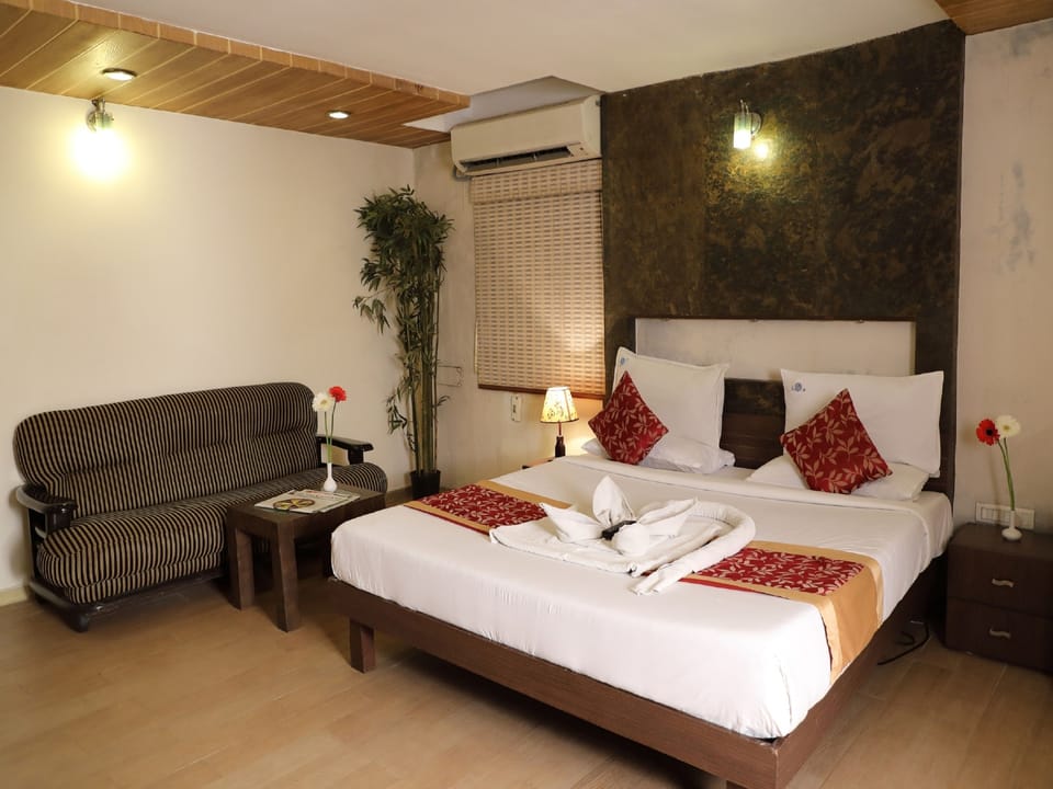 Executive Double Room, 1 King Bed | Minibar, in-room safe, desk, free WiFi