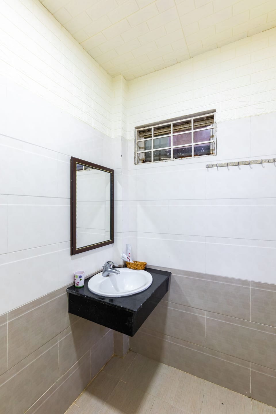 Shower, free toiletries, slippers, bidet