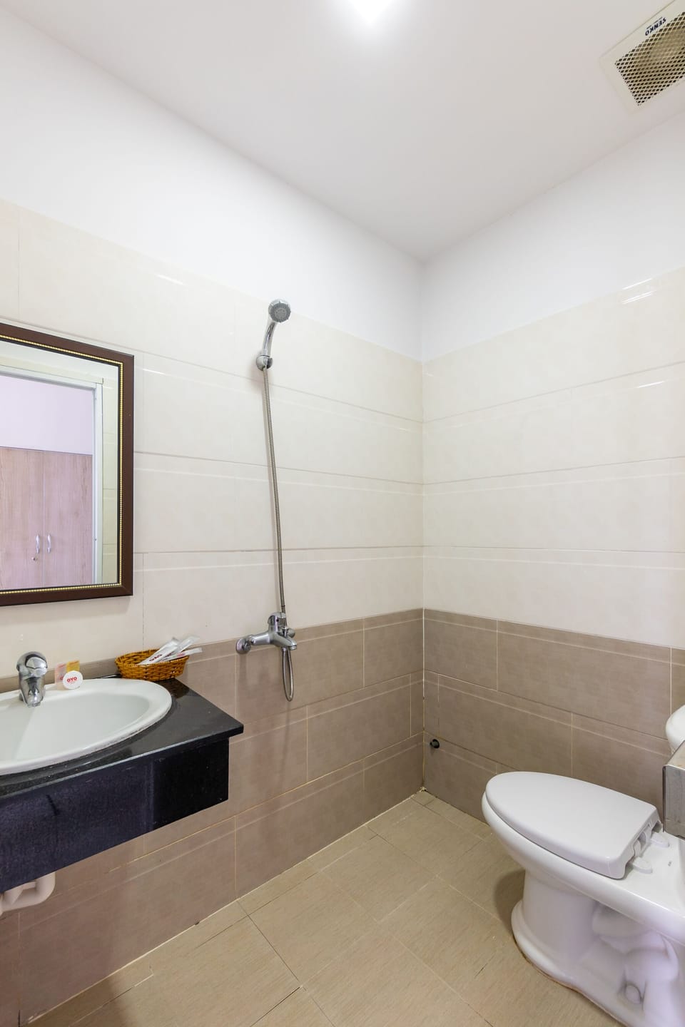 Shower, free toiletries, slippers, bidet