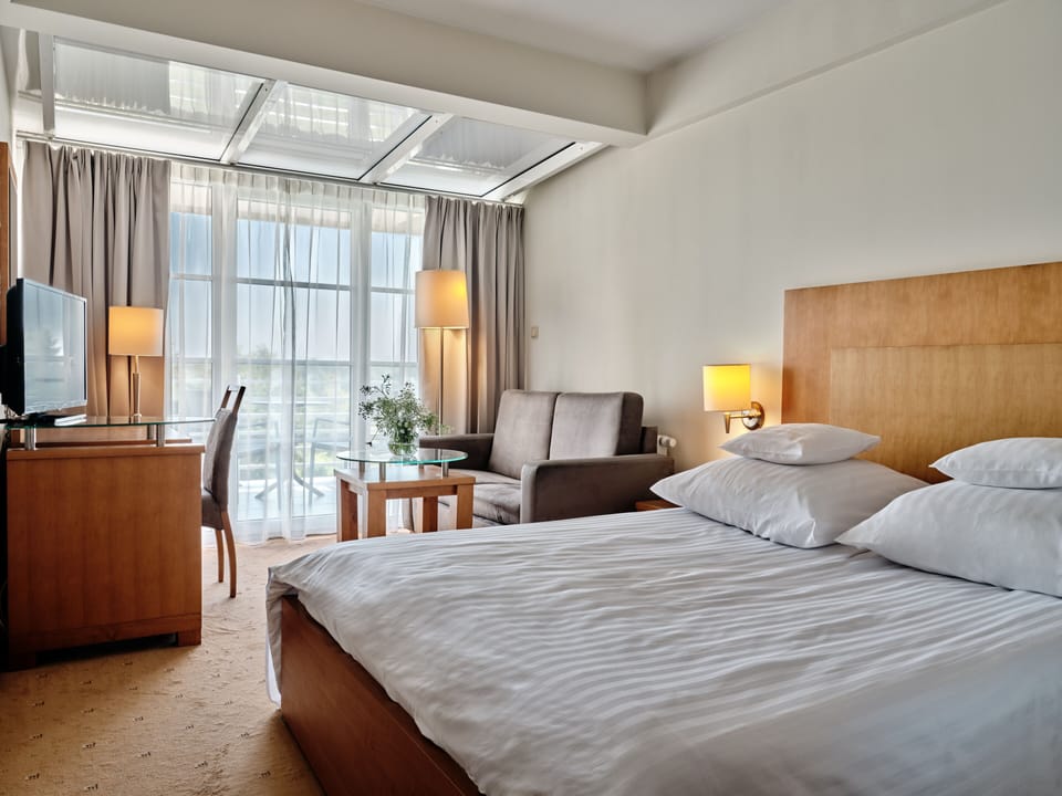 54 bedrooms, in-room safe, desk, iron/ironing board