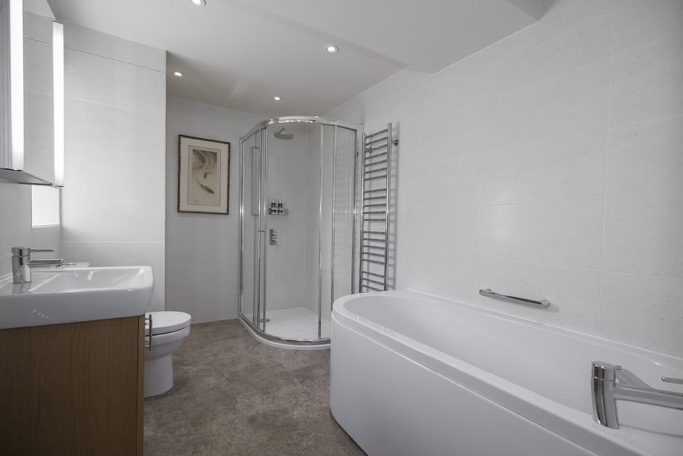 Ground Floor En-suite 1 with bath and shower