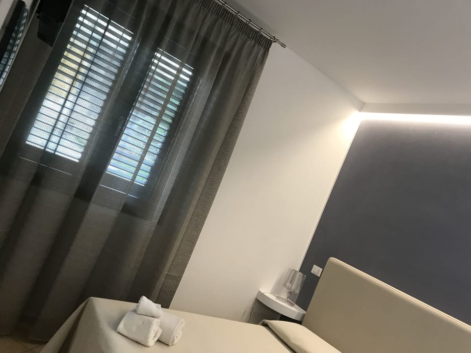 Minibar, in-room safe, desk, free WiFi