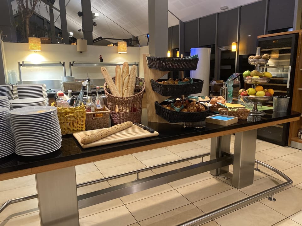 Daily continental breakfast (EUR 20 per person)