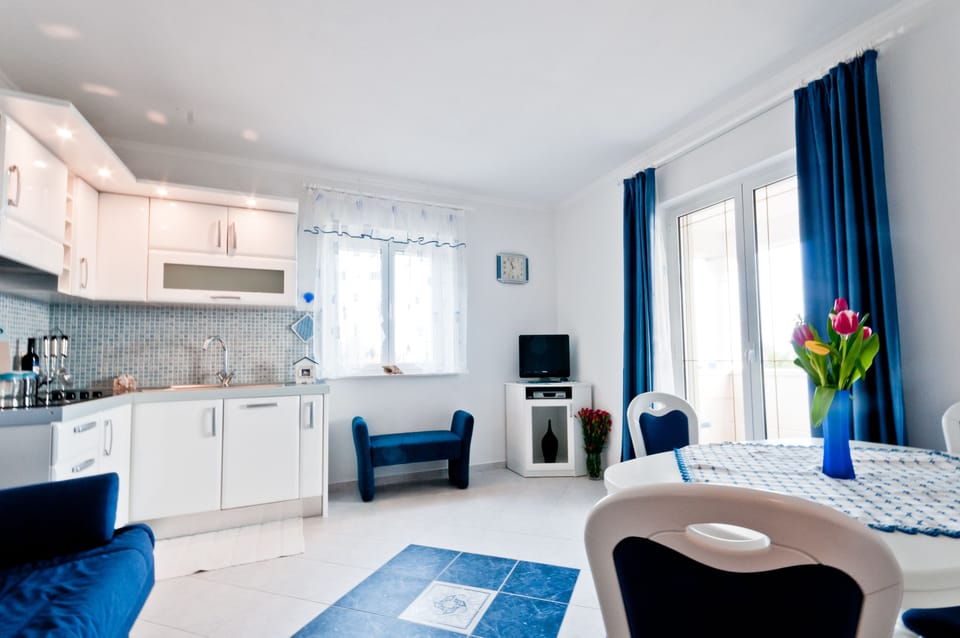 Apartment, 2 Bedrooms | Private kitchen | Full-size fridge, stovetop, cookware/dishes/utensils