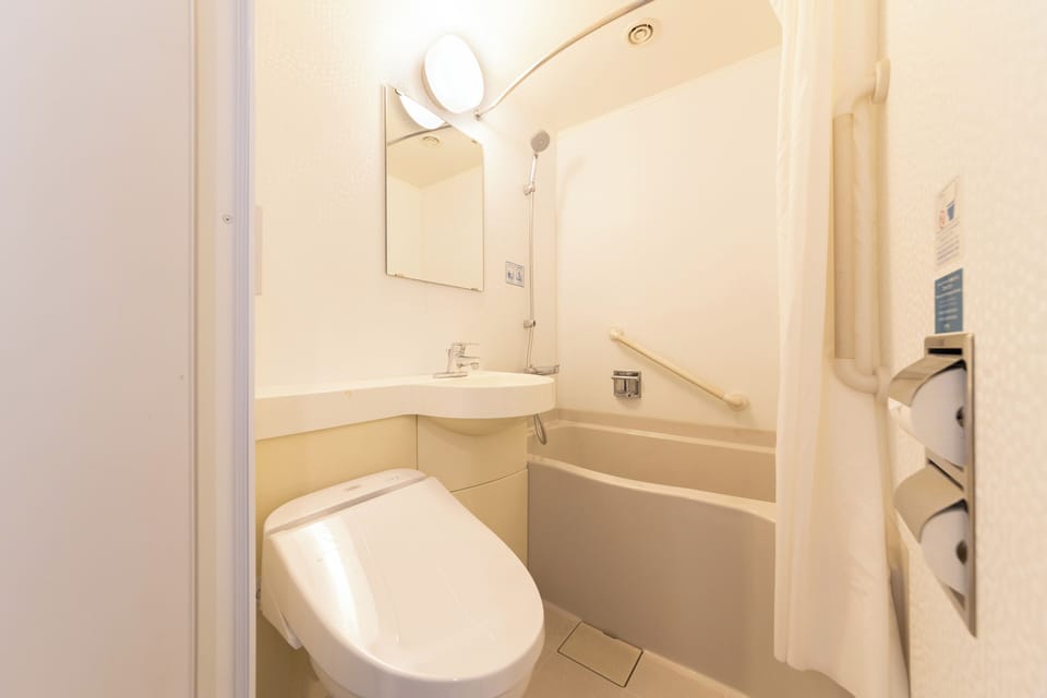 Combined shower/tub, deep soaking tub, free toiletries, hair dryer