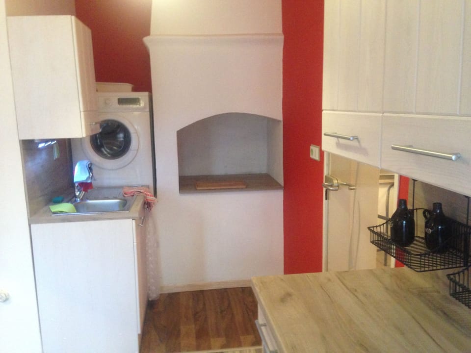 City Apartment, Kitchen, Courtyard Area | Private kitchenette | Fridge, microwave, oven, stovetop