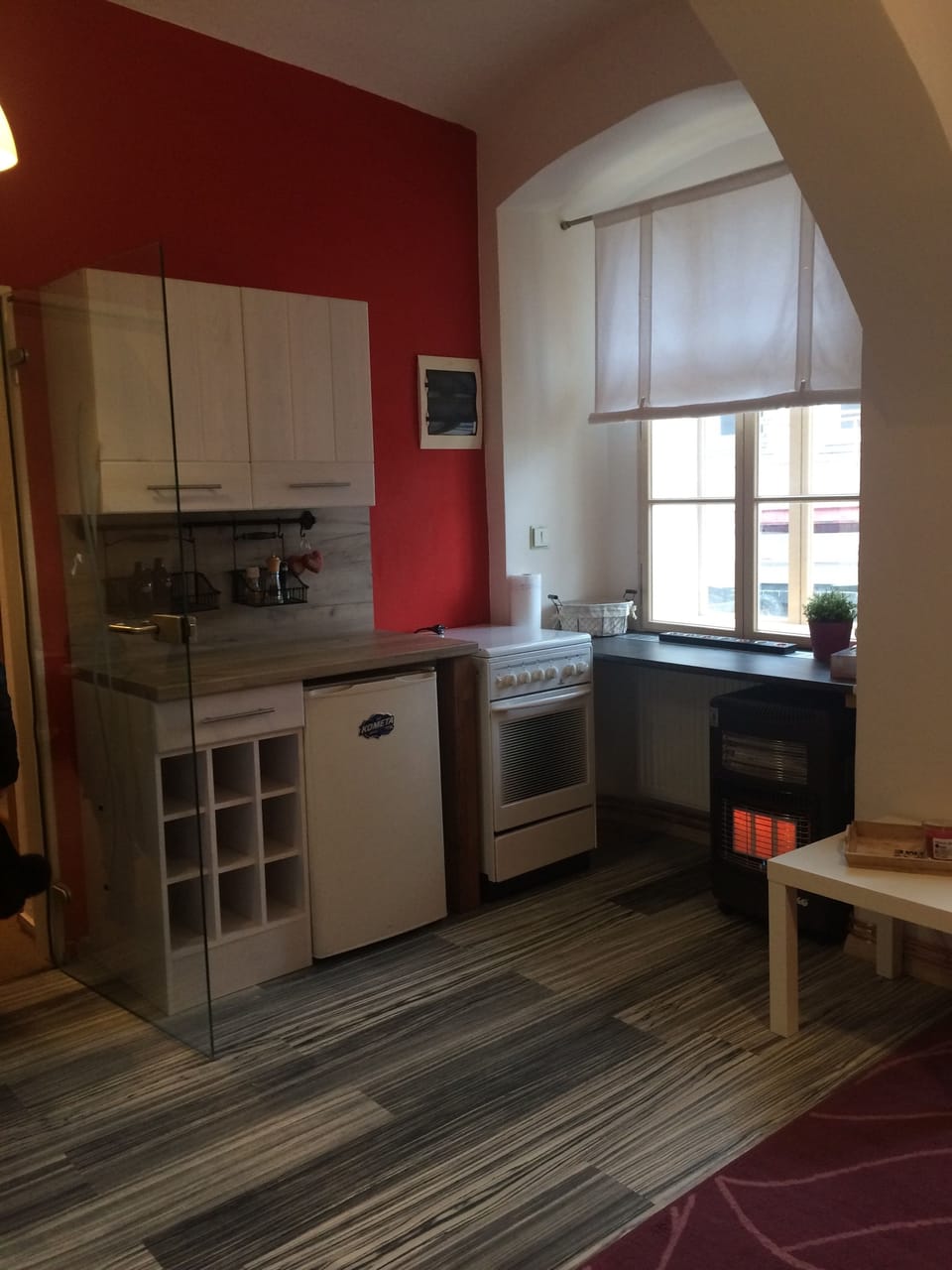 City Apartment, Kitchen, Courtyard Area | Private kitchenette | Fridge, microwave, oven, stovetop