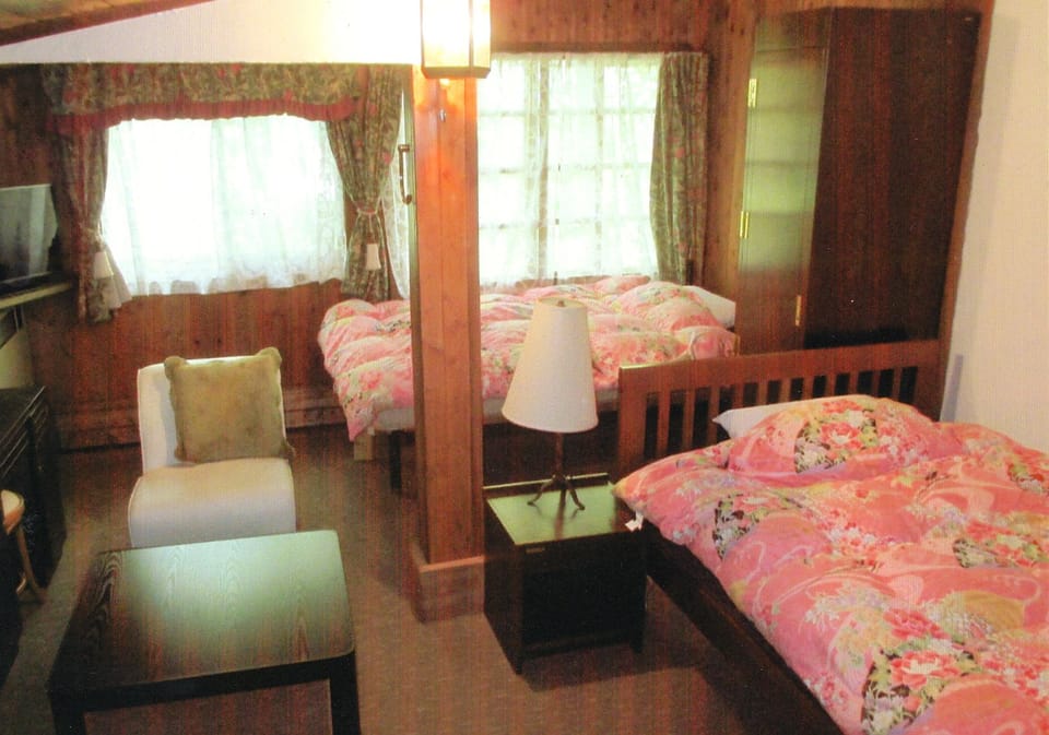 Twin Room | WiFi (free), bed sheets